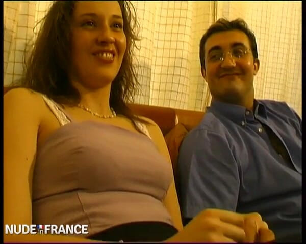 La France a Poil: La giovane mora tettona di Lione ama la gola profonda...