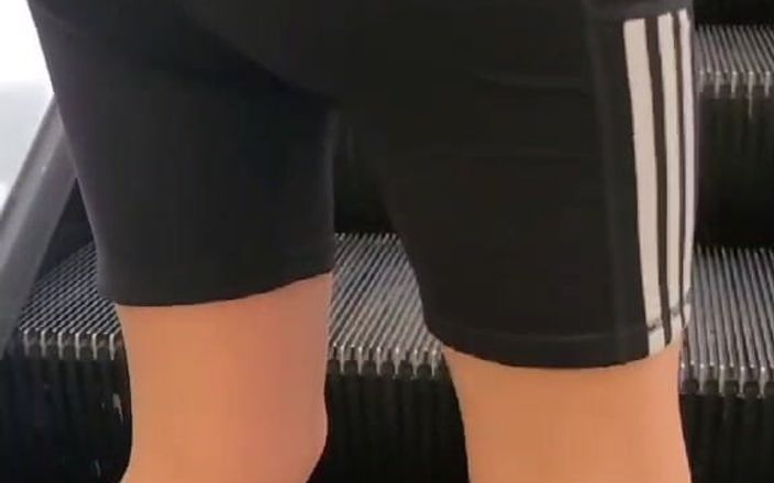 Kinkytwinkpamps: Femboy nosi szorty jogi przez lewatywa w centrum handlowym