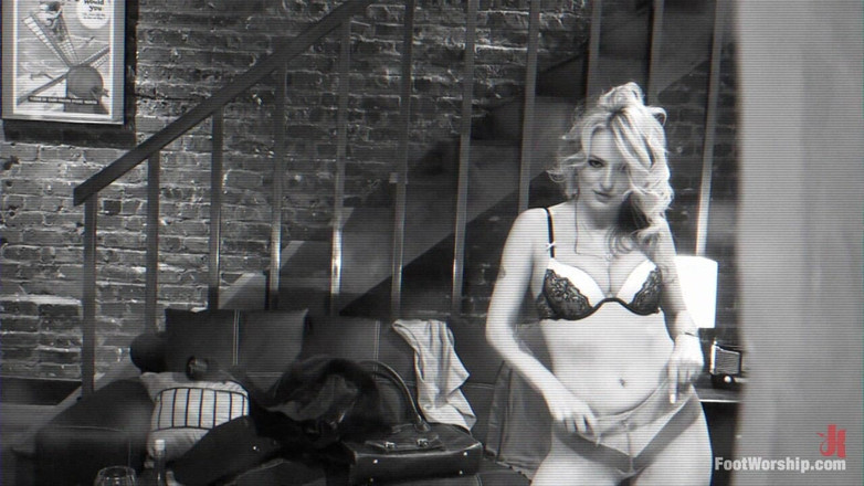 Foot Worship by Kink: Aksi nakal cewek cantik dengan kaki jelita!