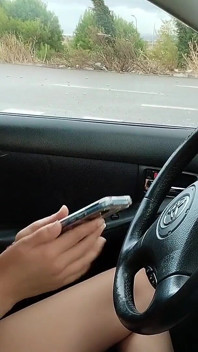 Draußen pedalieren, pumpende frau, auto-probleme, verzweifeltes mädchen