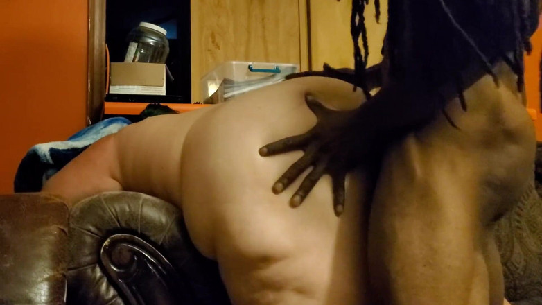 WeFuckinRight: Sexy bílá bbw s tlustým zadkem Ohnutá přes gauč zezadu...