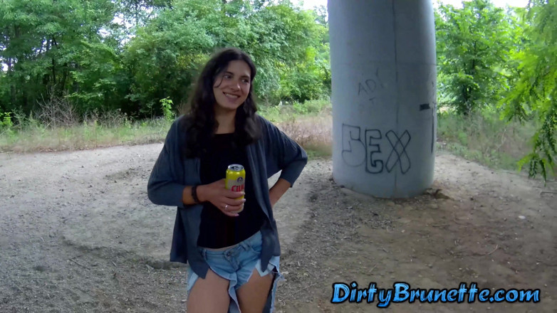Dirty Brunette: Cachonda esposa chupando polla al aire libre