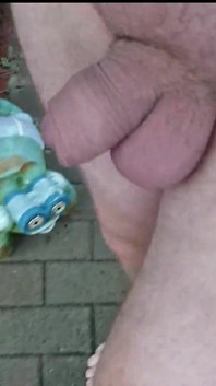 Nahá na zahradě