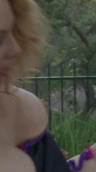 Taboo tidak menghentikan MILF lesbian Kiki Daire dari mengongkek Alessandra Noir di luar rumah
