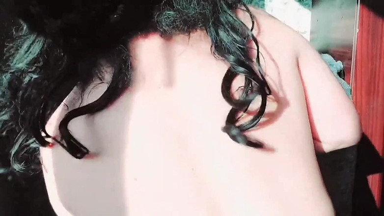 Kitty_Cross: Shemale đáng yêu mỉm cười trong khi dựa vào cây anh đào