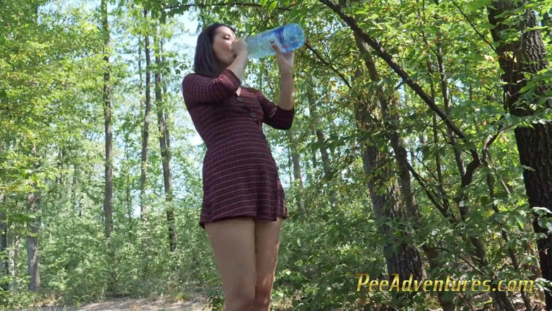 Pee Adventures: Musiała się rozebrać i opróżnić nago na polanie