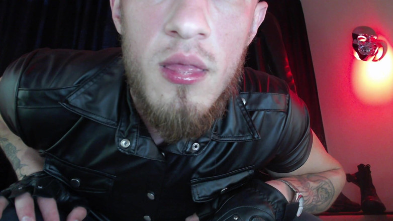 Hunky time: Leather Dominant Tükürük Ve Ayakla Besleniyor.