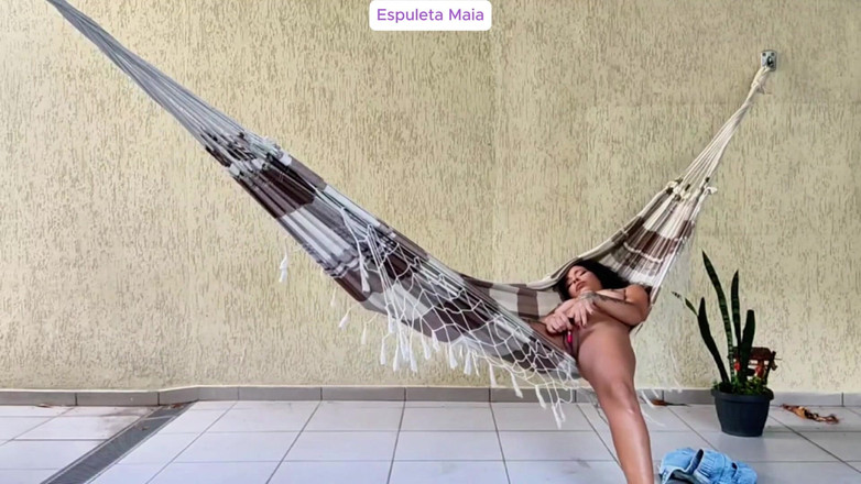 Espuleta: Sexy brunetka se předvádí na dvorku a masturbuje v houpací...