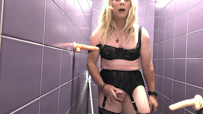 NikkiGee: Double Dildo in a Shower