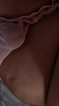 붐비는 지하철에서 팬티 안에 부끄러움 없이 사정하는 낯선 남자