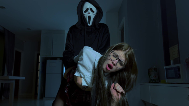 SkinLovers: Çığlık atarak sert anal seks. Filmin porno parodisi çığlık cadılar bayramı