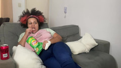 Cutiepiie Chubby: BBW pierdzenie i kęsanie podczas oglądania telewizji