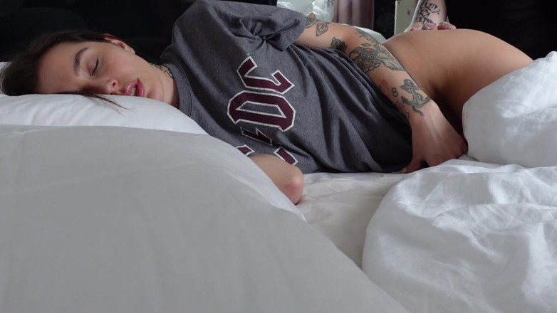 Ghomestory: Morning awakening of a slender beauty! Cock in her mouth...