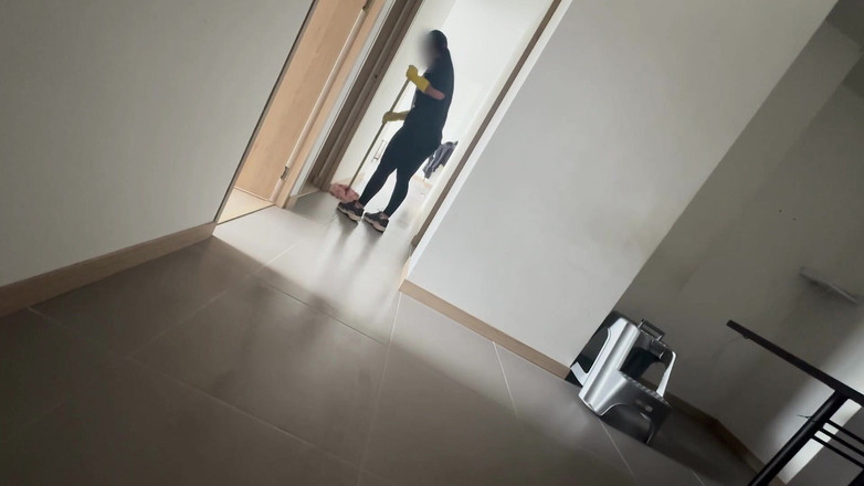 Time traveler: Pembantu mungil yang imut ngocok kontol majikannya dan lanjut ngentot...