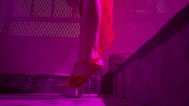 Artemisia Love: Artemisia Love vestindo salto alto ao ar livre e fumando...