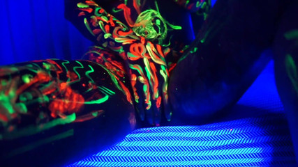 Cipriani: Amelie gets neon paint on her body