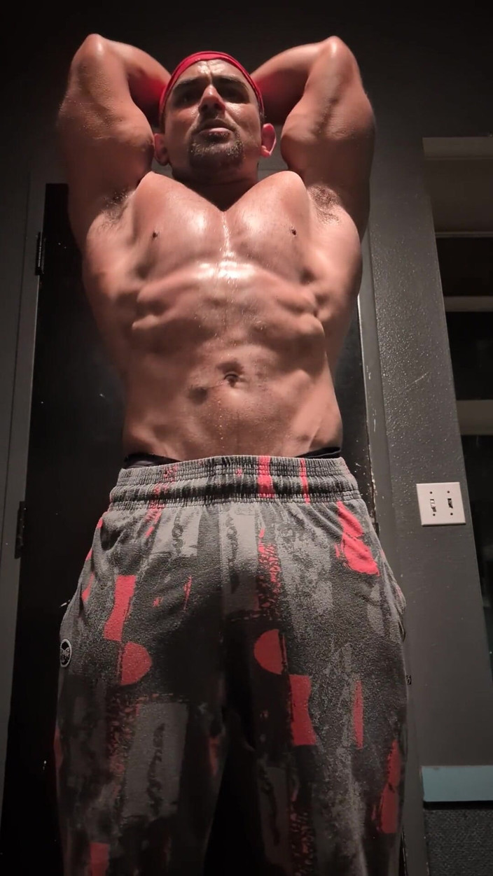Benji Bastian: Une culturiste musclée sexy pose et fléchit à poil