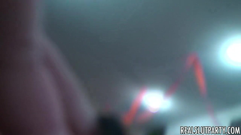 Real Slut Party: リアルスラットパーティー - トリックトリートかフェイシャルでハロウィンのスリーサム
