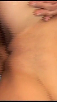 L'eccitante ragazza mora ama il grosso cazzo della sua amica e ama succhiarlo prima di essere penetrata