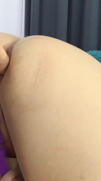 女同肚皮舞者用她的动作勾引