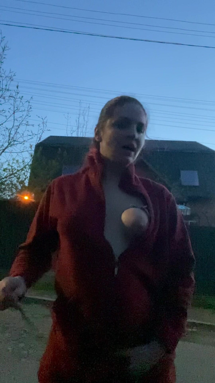 Elena917: 户外捆绑SM手淫与乳房束缚和手杖