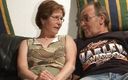 Deutsche Camgirls: Німецька леді з круглими цицьками радує свого чоловіка на дивані у вітальні