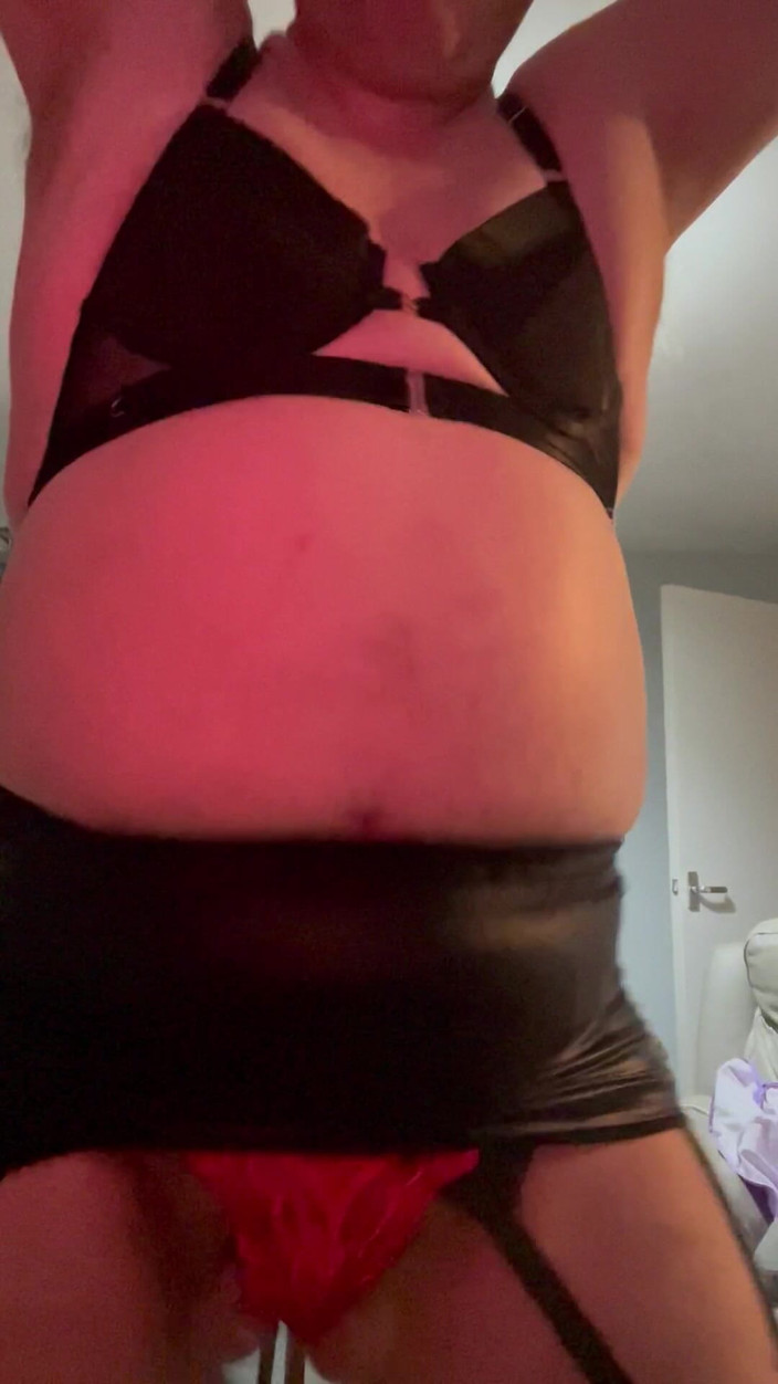 Ancient456: Грязный гей-кроссдрессер обожает это с черным лифчиком