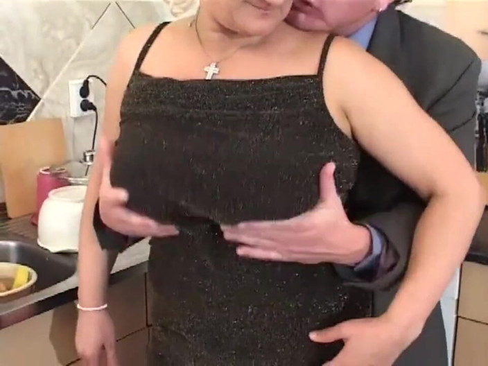 My porn family: Peituda loira milf peluda buceta fodendo na cozinha