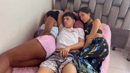 BritannySexxx: Kız arkadaşımın en iyi arkadaşıyla aynı yatağı paylaşıyorum ve beni...