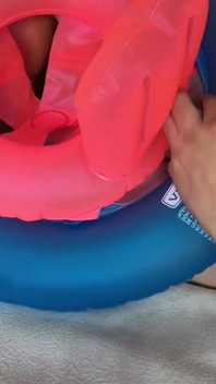 Şişme yüzme halkasıyla oynuyor