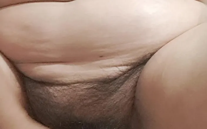 Mommy big hairy pussy: Zralá MILFka masturbuje s hračkou a stříká