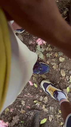 Cowok berotot ini lagi nyari kontol di hutan