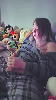 Chica trans masturbándose al porno