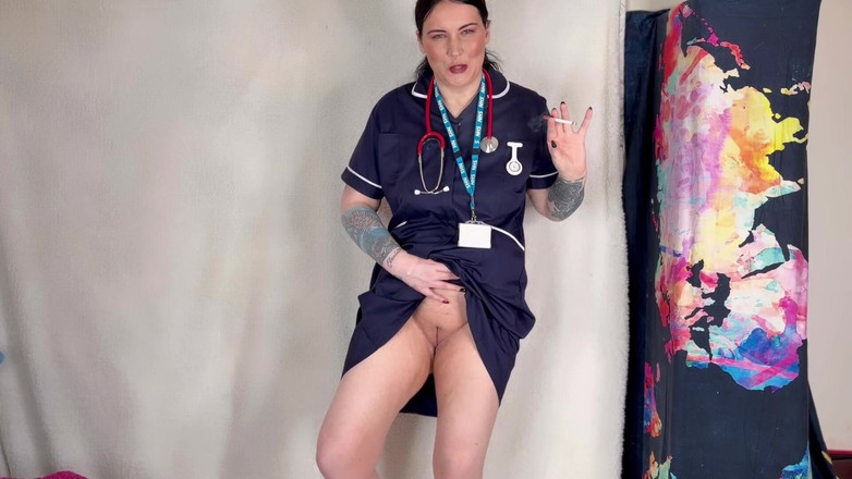 MissFFW: Pielęgniarka Ffw knebluje się na papierosa i sikanie