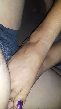 Vollbusige indische MILF footjob und blowjob