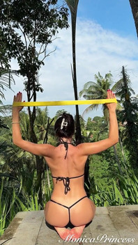 Treino ao ar livre para costas, braços e bunda em micro biquíni