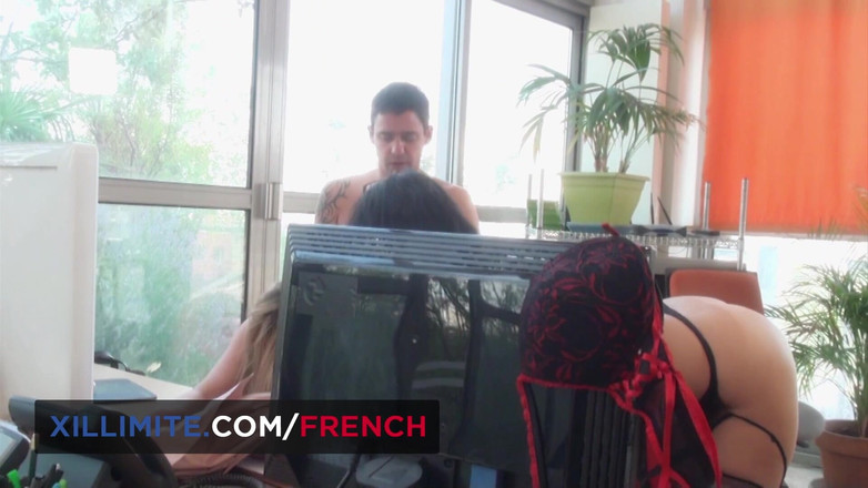 French girls at work: 和两个丰满的秘书玩3P