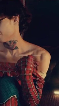 Spider-man-kostuum. De Jongen Poseert Beneden. Eikel