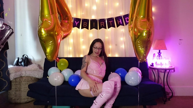 Raven Willow: Vizia la tua ragazza di compleanno preferita