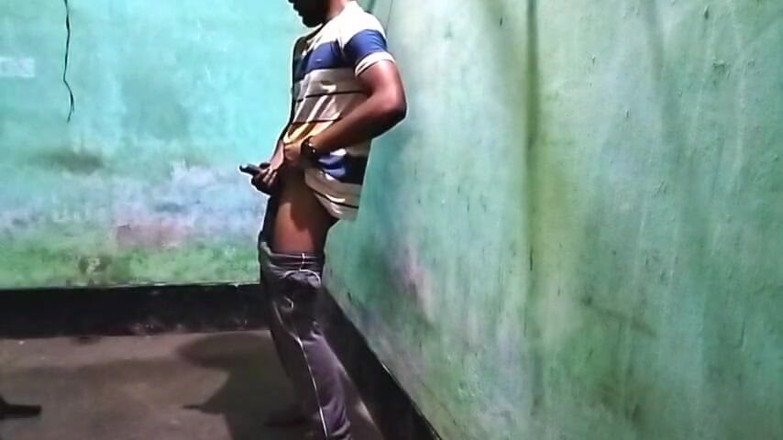 Desi Tits: Twink oğlan kaslı vücuda mastürbasyon yapıyor