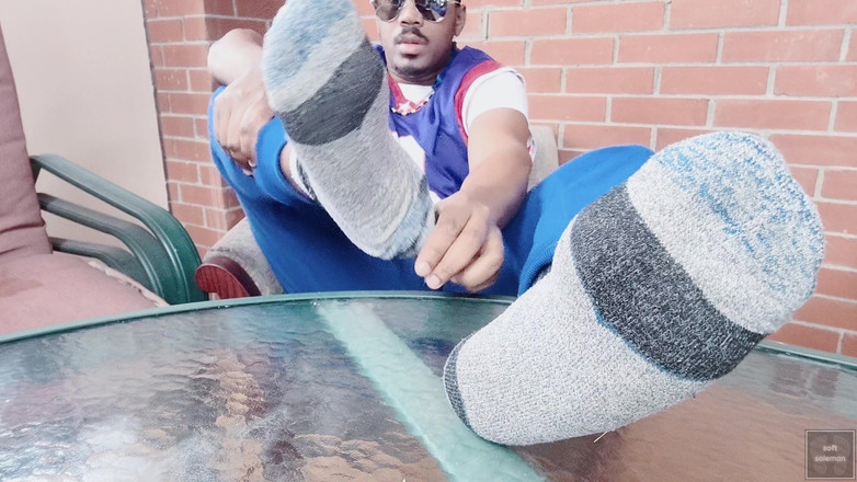 Soft Soleman: Aku dan pamer kaki pacarku di solarium (2025)