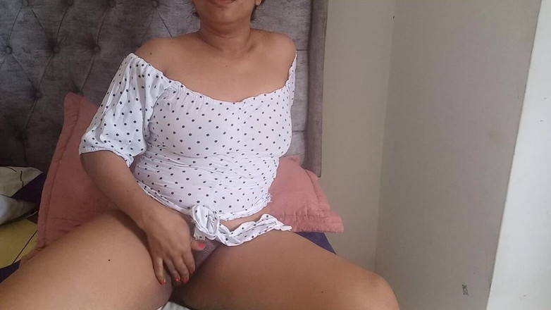 PATY PATY: 乳房跳到拉丁手淫的节奏，而阴户变得多汁