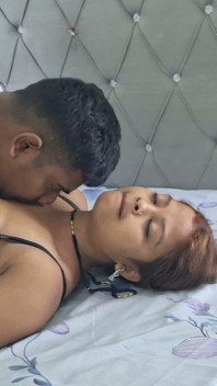 Quente indiana menina dá boquete desleixado e leva pau duro, indiano amador