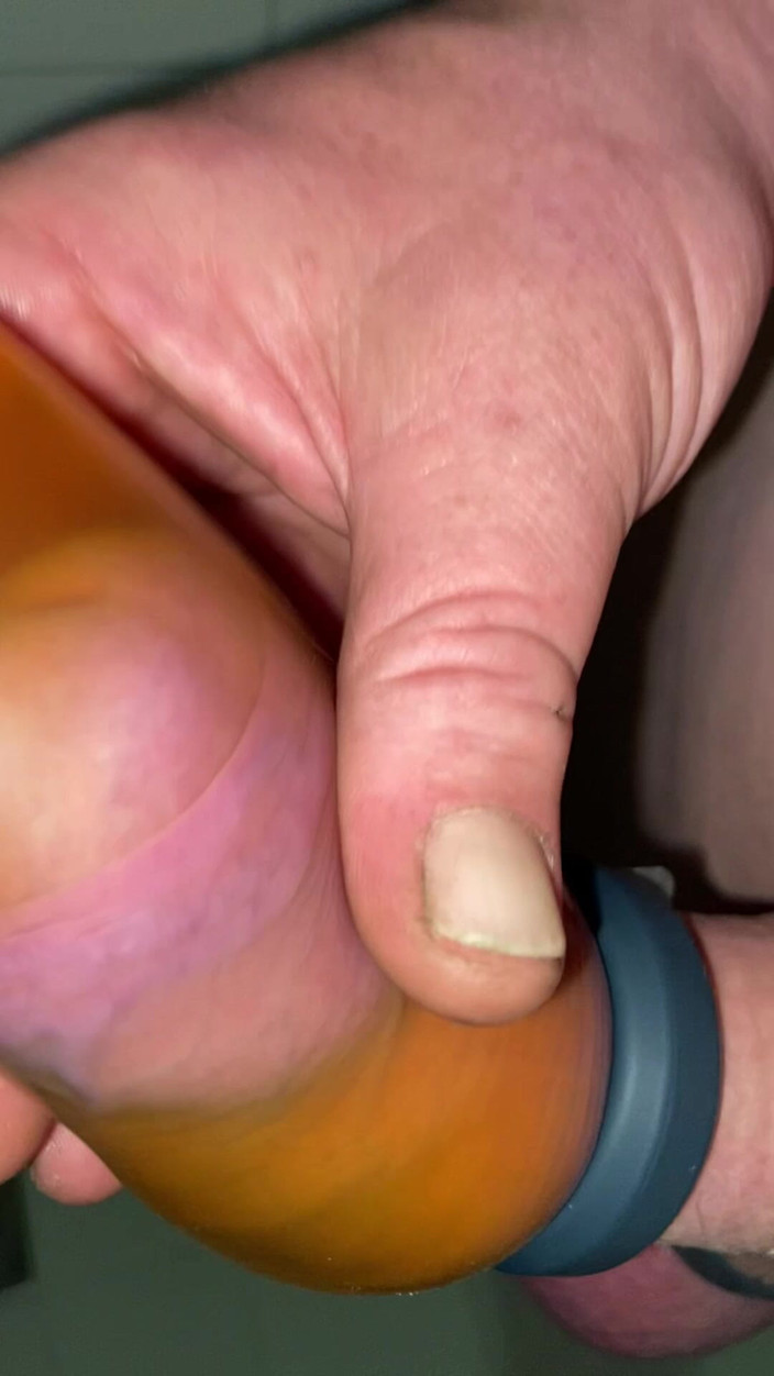 Foreskinguy: Необрезанный член со связанными яйцами писает и кончает в презервативе