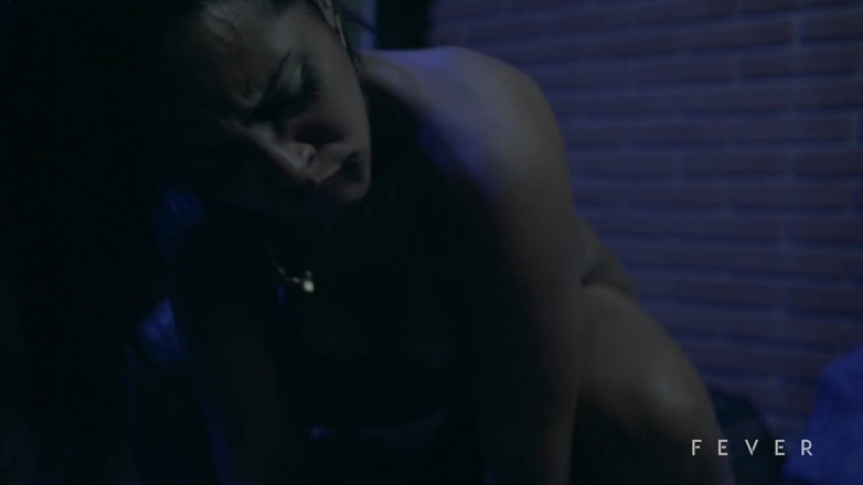 Fever Films: 角質主婦は、夫が離れている間に彼女を楽しませるためにBBCを雇います