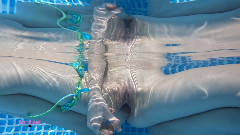 Destination Kat: Unterwasser-dildo und sahne