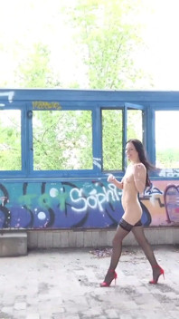 Exploradora alemana - flaca milf Allatra recogida y follada dura en el lugar perdido de Berlín