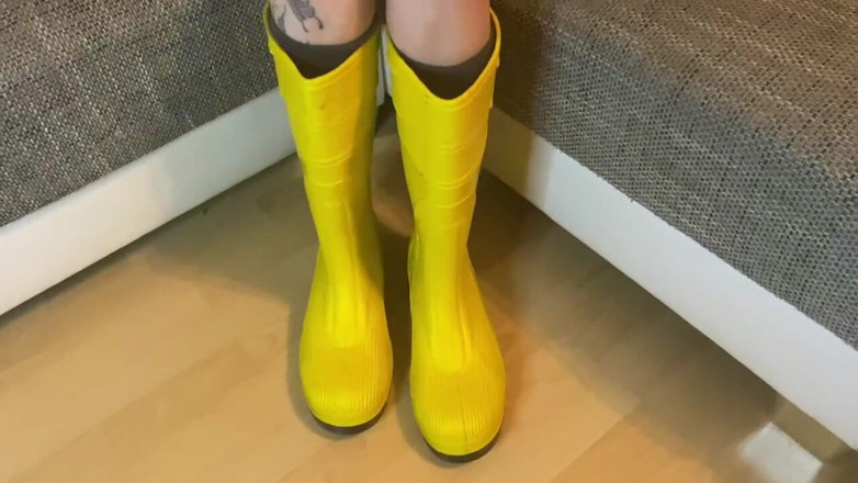 Jenny-Cum84: Lastik çizmelerimle mastürbasyon yapıyor!