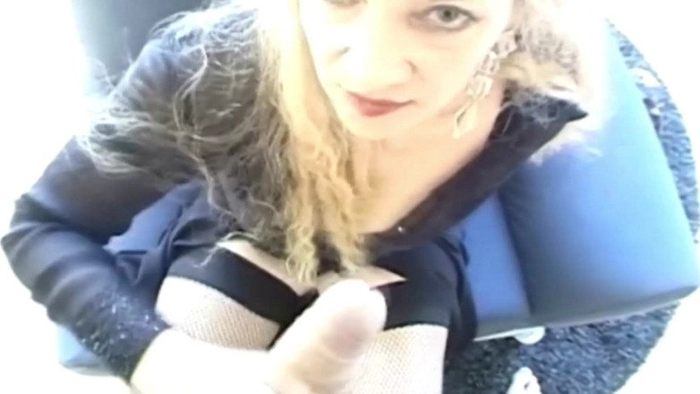 Filles Francaises: Esta zorra rubia francesa tiene una gran carga de coño...