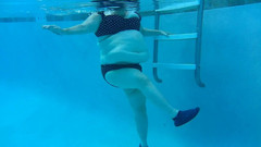 BBW nurse Vicki adventures with friends: Titta på BBW sjuksköterska Vicki träna i pool med undervattenskamera...